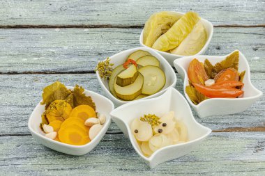Çeşitli mayalanmış sebzeler. Probiyotik, sağlıklı yiyecekler, vitaminler. Vejetaryen yaşam tarzı, salamura yemek. Düz konum, eski ahşap arkaplan, kopyalama alanı