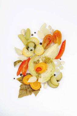 Çeşitli mayalanmış sebzeler. Probiyotik, sağlıklı yiyecekler, vitaminler. Vejetaryen yaşam tarzı, salamura yemek. Düz konum, beyaz arkaplan, üst görünüm