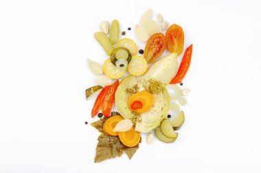 Çeşitli mayalanmış sebzeler. Probiyotik, sağlıklı yiyecekler, vitaminler. Vejetaryen yaşam tarzı, salamura yemek. Düz konum, beyaz arkaplan, üst görünüm