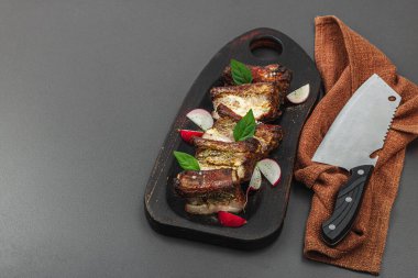 Baharatlı, sebzeli ve soslu domuz pirzolası. Mangal partisi için geleneksel malzeme, piknik konsepti. Jöleli et, keten peçete, son moda tabaklar. Siyah taş arkaplan, boşluğu kopyala