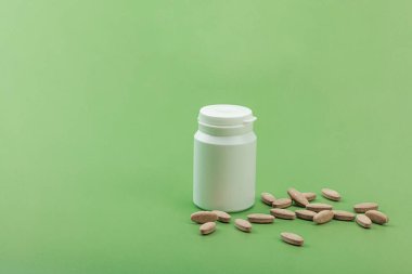 Beslenme takviyeleri enginar yaprağı özü kapsülleri. Alternatif tıp, bitkisel yaşam tarzı, sağlıklı kişisel bakım. Savannah yeşil trend arkaplan, düz yatış, kopyalama alanı