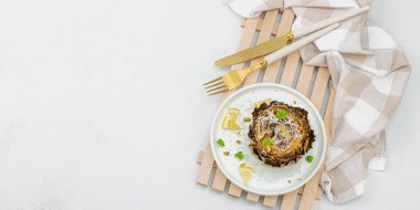 Parmesan peyniri ve şam fıstıklı enfes pişmiş enginar. Zeytinyağı, sarımsak, maydanoz ve limon. Beyaz ahşap arka plan, vejetaryen yemeği yemeye hazır, afiş formatı