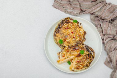 Bitki ve baharatlı ev yapımı vejetaryen biftekleri. Sağlıklı yiyecekler servis tabağında yemeye hazır, çatal bıçak takımı. Hafif taş arkaplan, üst görünüm