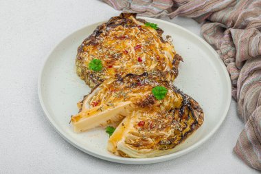 Bitki ve baharatlı ev yapımı vejetaryen biftekleri. Sağlıklı yiyecekler servis tabağında yemeye hazır, çatal bıçak takımı. Hafif taş arkaplan, kapat