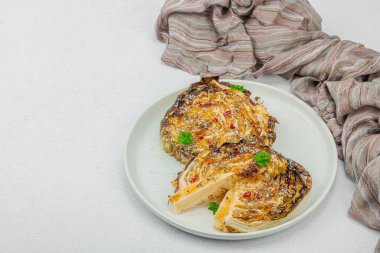 Bitki ve baharatlı ev yapımı vejetaryen biftekleri. Sağlıklı yiyecekler servis tabağında yemeye hazır, çatal bıçak takımı. Hafif taş arkaplan, boşluğu kopyala