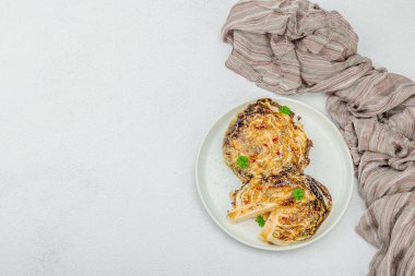 Bitki ve baharatlı ev yapımı vejetaryen biftekleri. Sağlıklı yiyecekler servis tabağında yemeye hazır, çatal bıçak takımı. Hafif taş arkaplan, üst görünüm