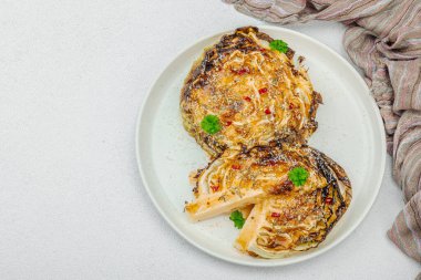 Bitki ve baharatlı ev yapımı vejetaryen biftekleri. Sağlıklı yiyecekler servis tabağında yemeye hazır, çatal bıçak takımı. Hafif taş arkaplan, üst görünüm