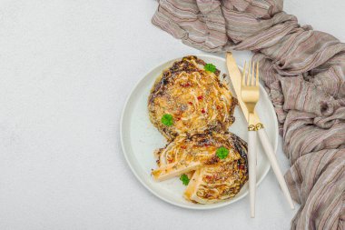 Bitki ve baharatlı ev yapımı vejetaryen biftekleri. Sağlıklı yiyecekler servis tabağında yemeye hazır, çatal bıçak takımı. Hafif taş arkaplan, üst görünüm