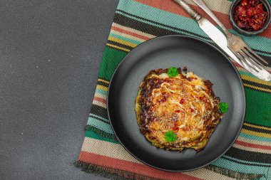 Bitki ve baharatlı ev yapımı vejetaryen biftekleri. Sağlıklı yiyecekler servis tabağında yemeye hazır, çatal bıçak takımı. Koyu taş zemin, üst görünüm