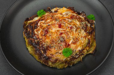 Bitki ve baharatlı ev yapımı vejetaryen biftekleri. Sağlıklı yiyecekler servis tabağında yemeye hazır, çatal bıçak takımı. Koyu taş beton arka plan, kapat