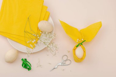 Minimalist bahar sofrası. Geleneksel bayram sembolü, tebrik kartı, düz yatak. Pastel kayısı arka planı, yaratıcı süreç, üst görünüm