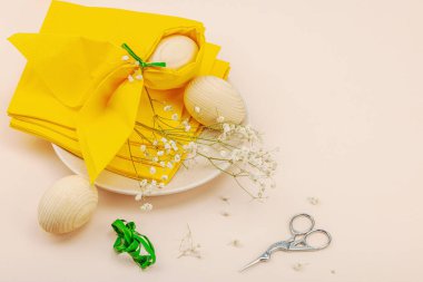 Minimalist bahar sofrası. Geleneksel bayram sembolü, tebrik kartı, düz yatak. Pastel kayısı arkaplanı, yaratıcı süreç, kopyalama alanı