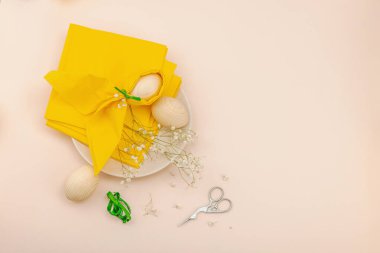 Minimalist bahar sofrası. Geleneksel bayram sembolü, tebrik kartı, düz yatak. Pastel kayısı arka planı, yaratıcı süreç, üst görünüm