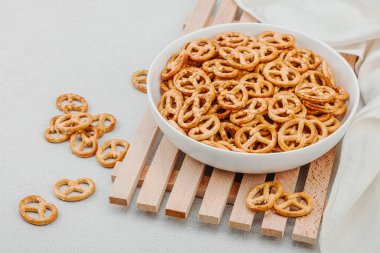 Kasede lezzetli mini kraker. Geleneksel yemek, vejetaryen yaşam tarzı, Ekim Festivali sembol konsepti. Beyaz taş arkaplan, kopyalama alanı