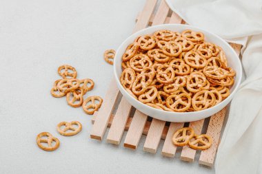 Kasede lezzetli mini kraker. Geleneksel yemek, vejetaryen yaşam tarzı, Ekim Festivali sembol konsepti. Beyaz taş arkaplan, kopyalama alanı