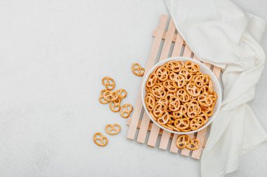 Kasede lezzetli mini kraker. Geleneksel yemek, vejetaryen yaşam tarzı, Ekim Festivali sembol konsepti. Beyaz taş arkaplan, üst görünüm