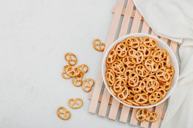 Kasede lezzetli mini kraker. Geleneksel yemek, vejetaryen yaşam tarzı, Ekim Festivali sembol konsepti. Beyaz taş arkaplan, üst görünüm