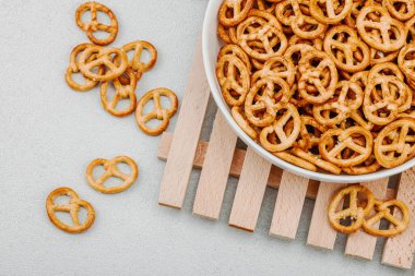 Kasede lezzetli mini kraker. Geleneksel yemek, vejetaryen yaşam tarzı, Ekim Festivali sembol konsepti. Beyaz taş arkaplan, üst görünüm