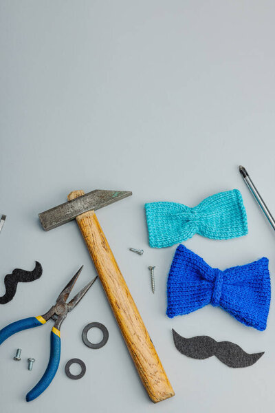 Концепция Дня отца. Набор ручных инструментов, галстук, запчасти, традиционные символы. Открытка, плоский уголок, серый фон, вид сверху