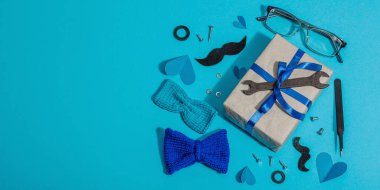 Babalar Günün kutlu olsun. El aletleri, kravat, yedek parçalar, geleneksel semboller. Tebrik kartı, düz konum, mavi arkaplan, pankart biçimi