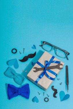 Babalar Günün kutlu olsun. El aletleri, kravat, yedek parçalar, geleneksel semboller. Tebrik kartı, düz konum, mavi arkaplan, üst görünüm