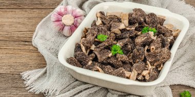 Çiğ siyah mantar ve taze maydanoz. Sağlıklı yemek pişirmek için vejetaryen malzemesi. Hobi avcısı konsepti, ahşap arkaplan, afiş biçimi