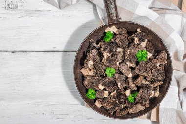 Çiğ siyah mantar ve taze maydanoz. Sağlıklı yemek pişirmek için vejetaryen malzemesi. Hobi avcısı konsepti, ahşap arka plan, üst manzara