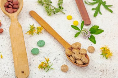 Bitki bazlı takviyeler, taze otlar ve çiçeklerle birlikte doğal vitaminler. Organik maddeler, bütünsel sağlık kavramlarını, alternatif yaşam tarzını öneriyor. Işık taşı arkaplanı, kapat