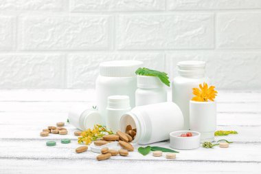 Bitki bazlı takviyeler, taze otlar ve çiçeklerle birlikte doğal vitaminler. Organik maddeler, bütünsel sağlık kavramlarını, alternatif yaşam tarzını öneriyor. Beyaz arkaplan, alanı kopyala