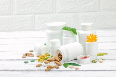 Bitki bazlı takviyeler, taze otlar ve çiçeklerle birlikte doğal vitaminler. Organik maddeler, bütünsel sağlık kavramlarını, alternatif yaşam tarzını öneriyor. Beyaz arkaplan, alanı kopyala