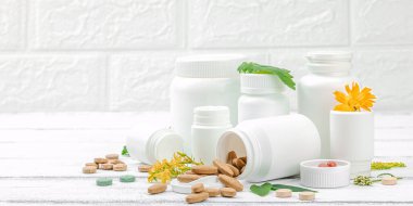 Bitki bazlı takviyeler, taze otlar ve çiçeklerle birlikte doğal vitaminler. Organik maddeler, bütünsel sağlık kavramlarını, alternatif yaşam tarzını öneriyor. Beyaz arkaplan, pankart biçimi