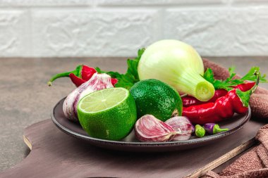 Sıcak kahverengi tonlarda yemek pişirme. Taze sebze ve bitkiler, baharat hazırlama süreci. Vejetaryen tarifi, sağlıklı yaşam tarzı, geleneksel Hint mutfağı. Taş arkaplan, kopyalama alanı