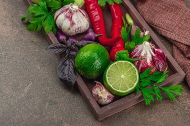 Sıcak kahverengi tonlarda yemek pişirme. Taze sebze ve bitkiler, baharat hazırlama süreci. Vejetaryen tarifi, sağlıklı yaşam tarzı, geleneksel Hint mutfağı. Taş arkaplan, kopyalama alanı