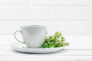 Beyaz ahşap arka planda limonlu çay. Yenilebilir taze otlar, modaya uygun içecekler. Organik sağlık, eko yaşam tarzı, vegan içecek, kopyalama alanı