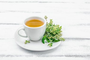 Beyaz ahşap arka planda limonlu çay. Yenilebilir taze otlar, modaya uygun içecekler. Organik sağlık, eko yaşam tarzı, vegan içecek, kopyalama alanı