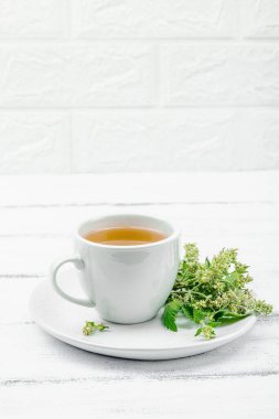 Beyaz ahşap arka planda limonlu çay. Yenilebilir taze otlar, modaya uygun içecekler. Organik sağlık, eko yaşam tarzı, vegan içecek, kopyalama alanı