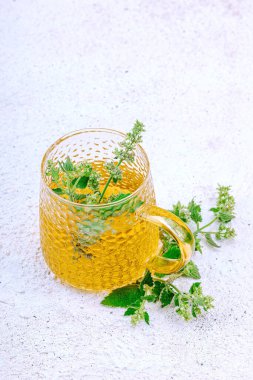 Beyaz arka planda limonlu çay. Yenilebilir taze otlar, modaya uygun içecekler. Organik sağlık, eko yaşam tarzı, vegan içecek, kopyalama alanı