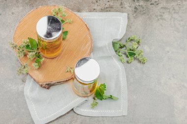 Limonlu Kombucha içeceği. Modayı takip eden doğal ürün, sağlıklı yaşam tarzı. Organik mayalanmış probiyotik içecek, taş arka plan, üst görünüm.