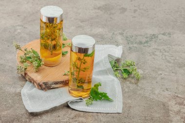 Limonlu Kombucha içeceği. Modayı takip eden doğal ürün, sağlıklı yaşam tarzı. Organik mayalanmış probiyotik içecek, taş arkaplan alanı, kopyalama alanı