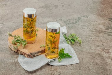 Limonlu Kombucha içeceği. Modayı takip eden doğal ürün, sağlıklı yaşam tarzı. Organik mayalanmış probiyotik içecek, taş arkaplan alanı, kopyalama alanı