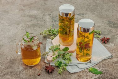 Limonlu Kombucha içeceği. Modayı takip eden doğal ürün, sağlıklı yaşam tarzı. Organik mayalanmış probiyotik içecek, taş arkaplan alanı, kopyalama alanı