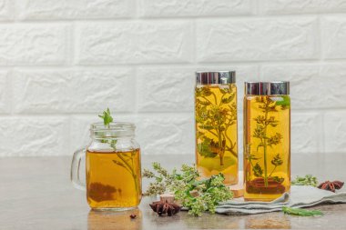 Limonlu Kombucha içeceği. Modayı takip eden doğal ürün, sağlıklı yaşam tarzı. Organik mayalanmış probiyotik içecek, taş arkaplan alanı, kopyalama alanı