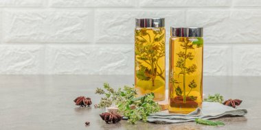 Limonlu Kombucha içeceği. Modayı takip eden doğal ürün, sağlıklı yaşam tarzı. Organik mayalanmış probiyotik içecek, taş zemin, pankart biçimi
