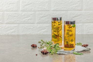 Limonlu Kombucha içeceği. Modayı takip eden doğal ürün, sağlıklı yaşam tarzı. Organik mayalanmış probiyotik içecek, taş arkaplan alanı, kopyalama alanı