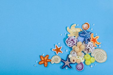 Yaz tığ işi konsepti. El yapımı mercan resifi, deniz tarzı, sualtı hayvanları. Deniz mavisi arkaplan, düz yatay, üst görünüm