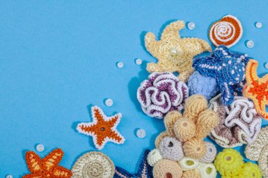 Yaz tığ işi konsepti. El yapımı mercan resifi, deniz tarzı, sualtı hayvanları. Deniz mavisi arkaplan, düz yatay, üst görünüm