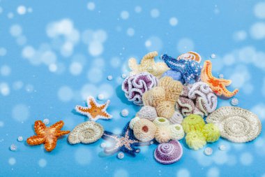 Yaz tığ işi konsepti. El yapımı mercan resifi, deniz tarzı, sualtı hayvanları. Deniz mavisi arkaplan, düz yatış, kopyalama alanı