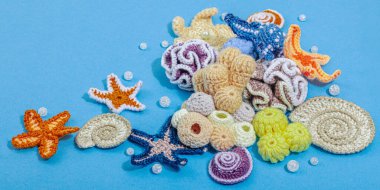 Yaz tığ işi konsepti. El yapımı mercan resifi, deniz tarzı, sualtı hayvanları. Deniz mavisi arkaplan, düz yatış, pankart biçimi