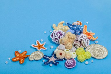 Yaz tığ işi konsepti. El yapımı mercan resifi, deniz tarzı, sualtı hayvanları. Deniz mavisi arkaplan, düz yatış, kopyalama alanı