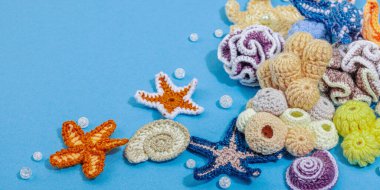 Yaz tığ işi konsepti. El yapımı mercan resifi, deniz tarzı, sualtı hayvanları. Deniz mavisi arkaplan, düz yatış, pankart biçimi